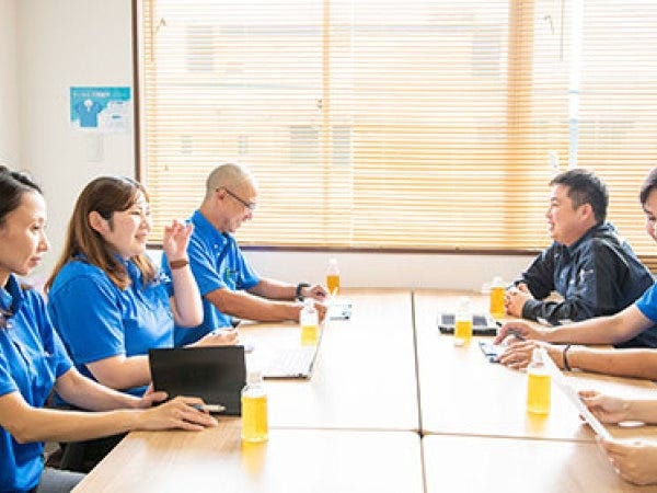 20代～50・60代まで、幅広いスタッフが活躍しています。前職ではまったく別業界・別職種で働いていた方も多数。未経験者が大勢います。