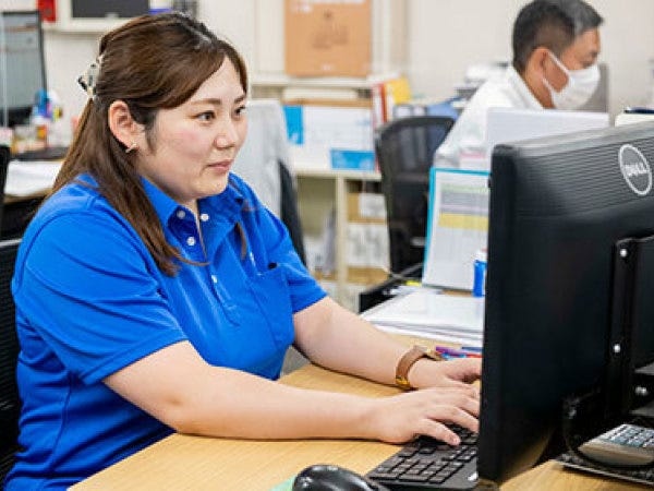 入社後は先輩社員がOJTで業務を指導。業務に必要な資格は会社負担で取得いただけますし、仕事中は先輩もすぐ近くにいるのでご安心ください。