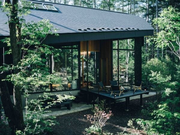 軽井沢の森の奥深く、1155㎡もの広い敷地に、静かに佇んでいる「フォレストガーデン八風台」。