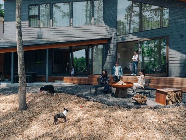 軽井沢のなかでも陽当たりがよく、遊びたい気分があふれてくる「プレイガーデン大日向」。