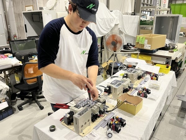 制御盤の組付け作業をしています！