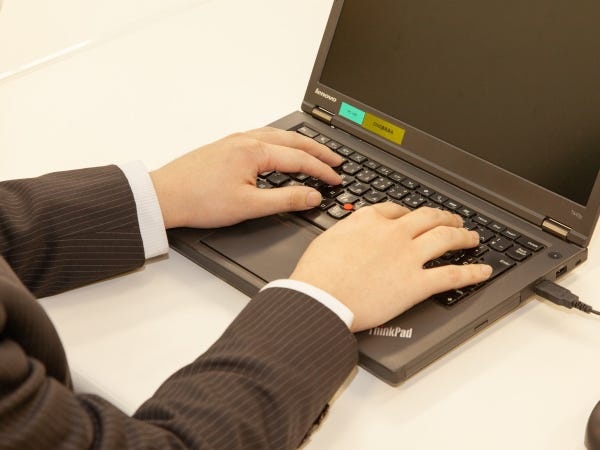 弊社はお客様のオフィスで常駐する働き方が多いです。色々な業界の方と働くのでスキルアップが見込めます。