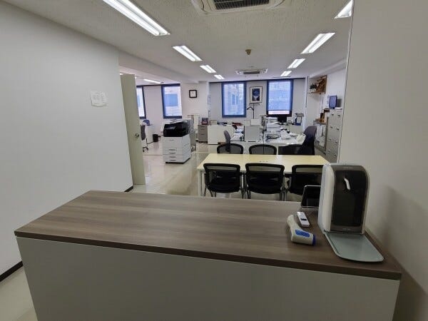 事務所の入り口から撮影しています。