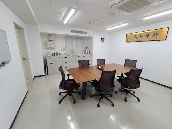 事務所内の会議室です。