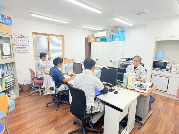 事務所でデスクワーク(施工メンバーは昼現場に出ています。)