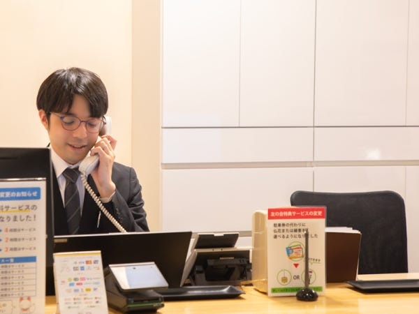 オフィスにはウォーターサーバー、空気清浄機を設置。オフィスビル内に独身寮も完備。