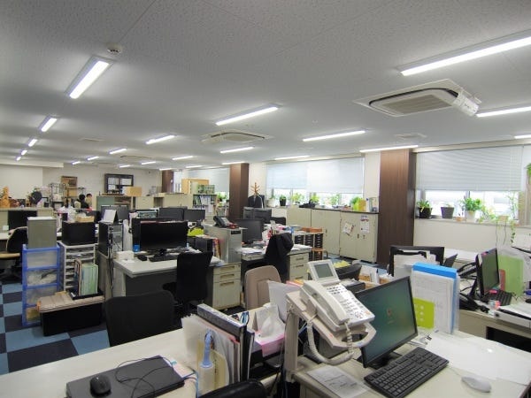 駅近のきれいなオフィスビル(徒歩5分)※駅から傘無しで通勤可能(無料駐車場も完備)