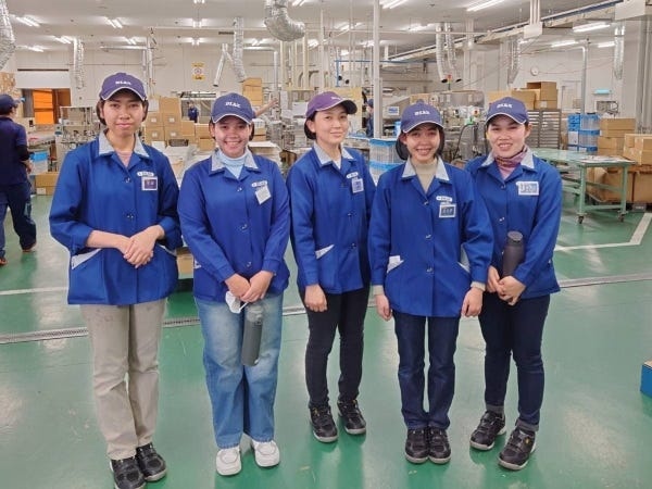 カンボジアの技能実習生も活躍中！（中央の女性は通訳の正社員）