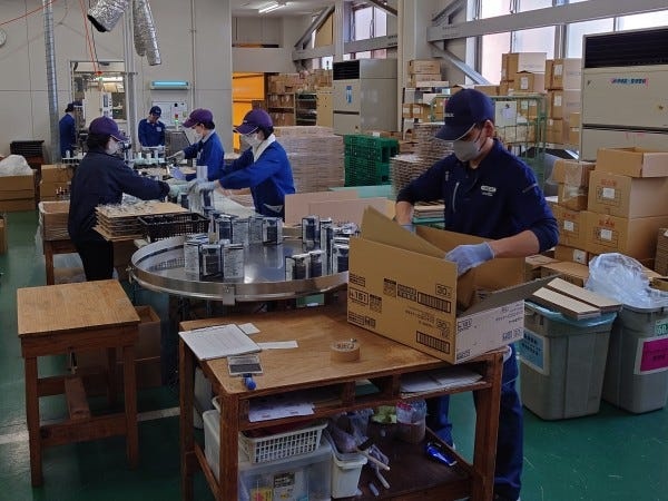 当社５号ラインの作業風景です。