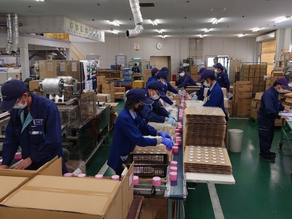 当社１号ラインの作業風景です。