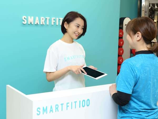 スマートフィット100は全国に48店舗展開している運動初心者の方でも安心してご利用いただける24時間営業のフィットネスジムです。