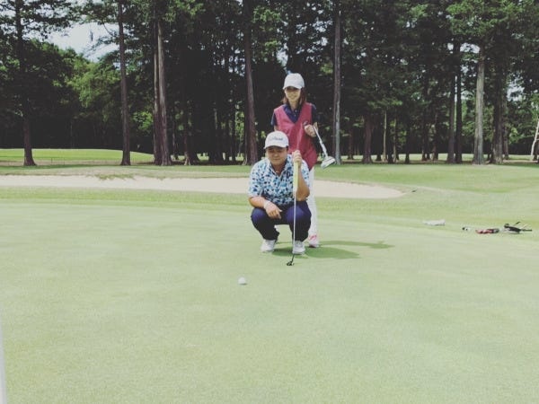 研修風景です。初心者の方でも１つ１つ細かくプロが付き添って教えてくれます。