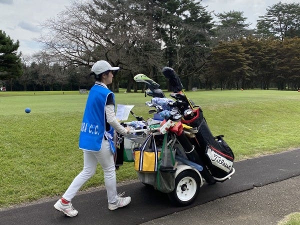 ゴルフ場にはいろいろ種類のカートがあります。カートの研修もあります。