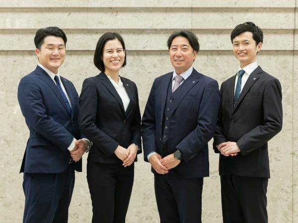 若い営業メンバーと当社代表です。バックオフィスの仕事から、営業の活躍、会社の飛躍を支える仕事です。