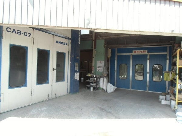 塗装ブース完備で身体にも優しい環境です。