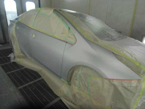 ベテランの塗装職人が、丁寧に仕事を教えます。【写真・マスキング作業】