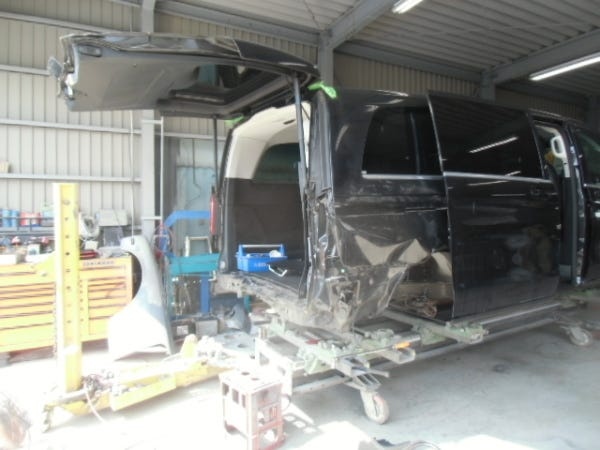 ジグ式フレーム修正機完備、ベテラン鈑金屋さんが教えてくれます。