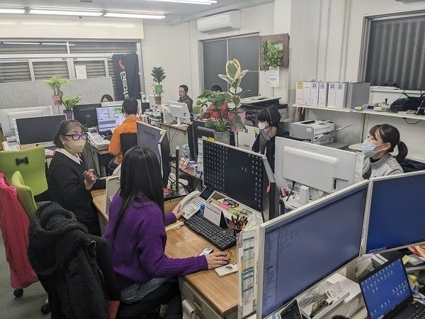 オフィスはいつも落ち着いた雰囲気！スタッフのコミュニケーション・距離感も程よく、居心地良好です！ゴルフ好きの方も多いですよ。