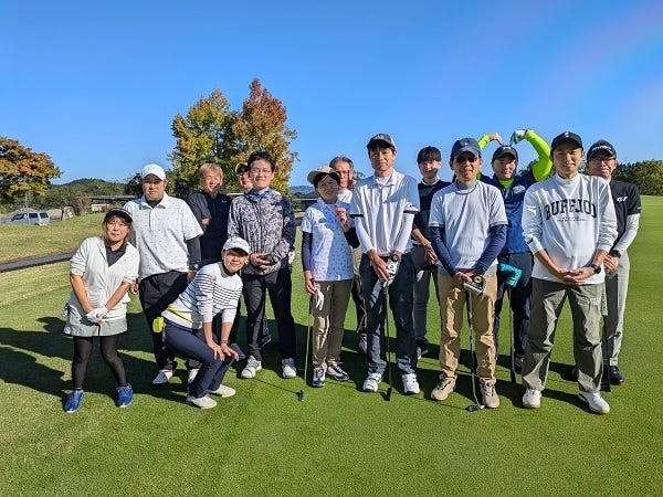 定期的に社内ゴルフコンペを開催しています！また、ゴルフ場に行った回数に応じて、商品購入がおトクになる制度もあり！