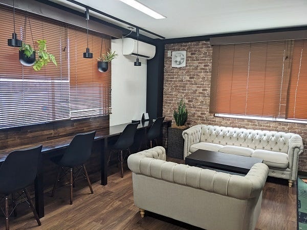 休憩時間を落ち着いて過ごせるよう、休憩室のデザイン、インテリアにもこだわっています！スタッフからは「カフェみたいで過ごしやすい」と好評！