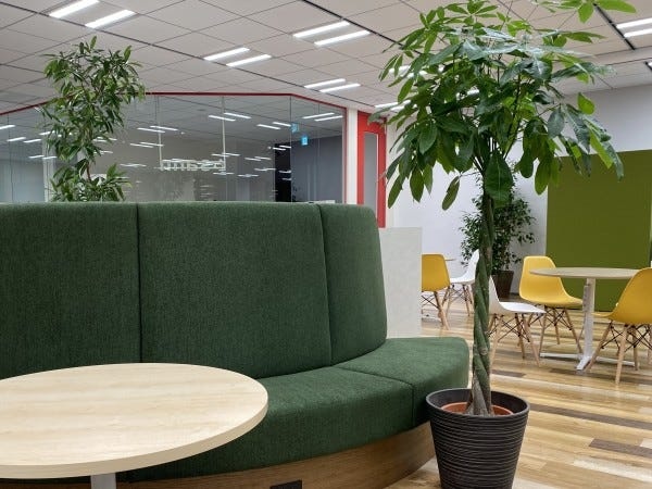 ちょっとしたMTGや休憩ができる場所へ皆が集まります。