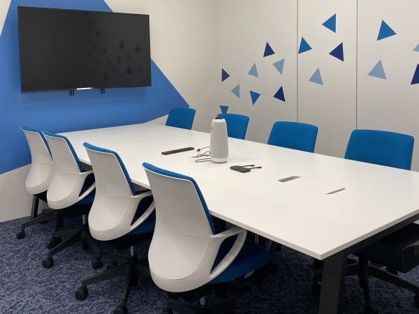 1室ごとにカラーが違うポップな会議室。