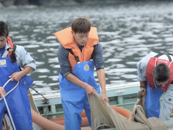 仕事中は真剣ですが、休憩中は冗談を言い合ったり、和気あいあいとした雰囲気の中で働いています。