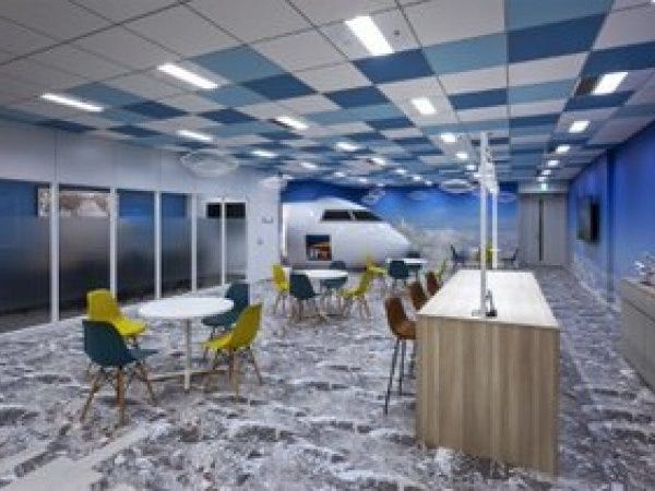 横浜本社のカフェスペースです。月に数回横浜勤務あり