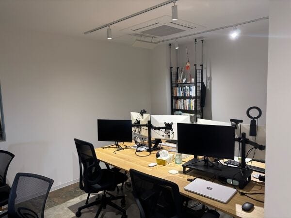 モニター等完備。ウォーターサーバーや冷蔵庫内の飲み物は自由です！