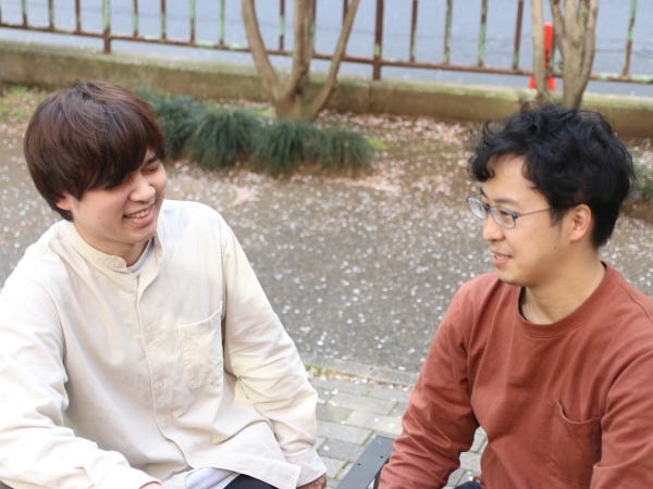 社内プロダクトにてリードプログラマーとして活躍しています。社内プロダクトは彼の活躍にかかっています。※写真左手