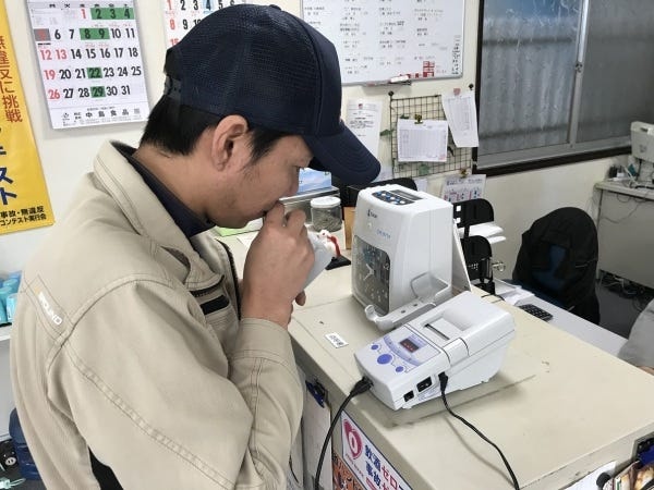 運行前のアルコールチェックもしっかり行います。皆様の安全運行がお客様貢献につながります。