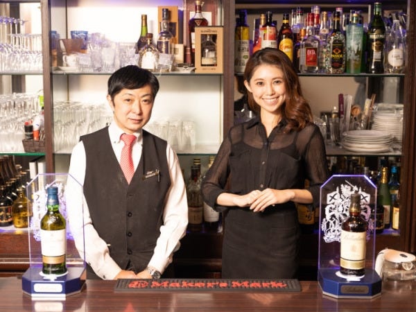 ドリンク提供、接客などのお仕事をお願いします。