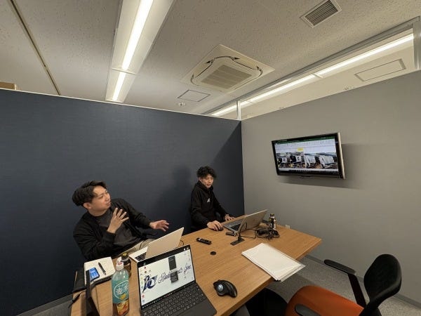 週に1度のミーティングの様子です。大阪事務所とはリモートで進行しています。