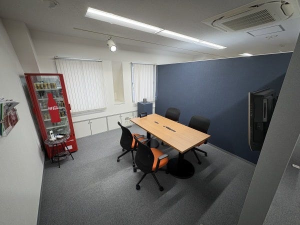 お客様やメーカー様をお招きする打合せスペースです。フリードリンクもあります！