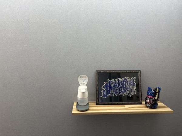 エントランスです。デザイナーさんが手作業でペイントしたお気に入りのロゴサインと招き猫がディスプレイされています。