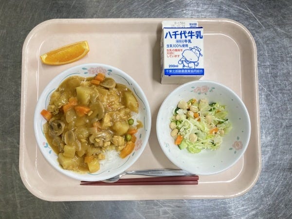 カレーライスは子どもたちに大人気！大豆のサラダと合わせて、栄養バランスのとれた元気が出る給食です。