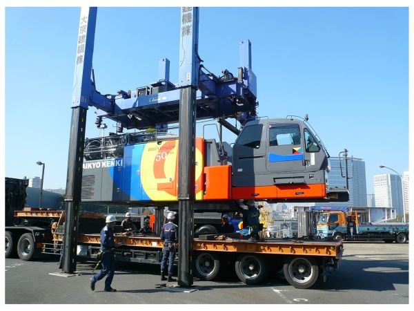 クレーンの組立て・分解作業は、リフターで少人数で行います。