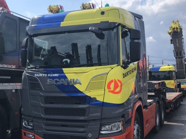 高い視認性、優れた加速力、衝突被害軽減ブレーキ（AEB）、車線逸脱警報（LDW）標準搭載、世界で最も厳しいスウェーデンの安全規格に適合