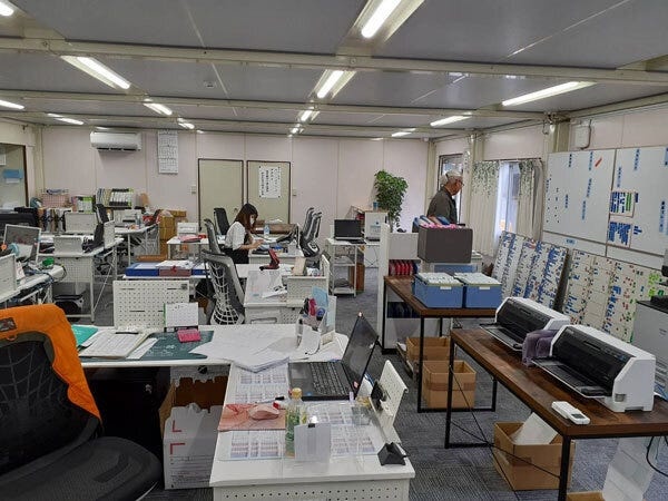 こちらがオフィス。入社後は仕事に必要な知識や電話応対の進め方をイチから教えていきます。