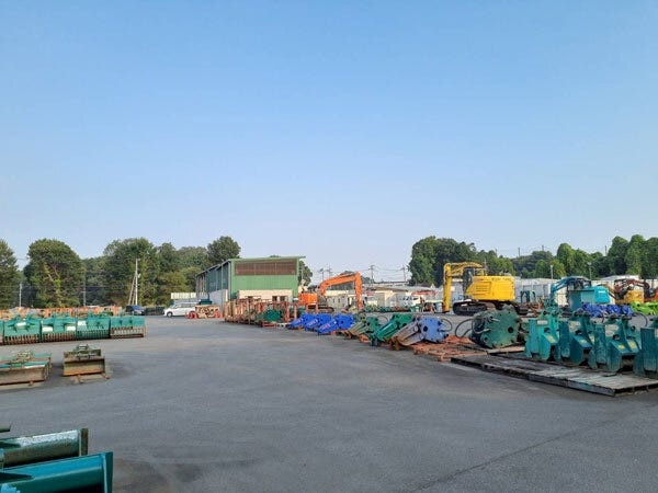 入社後は実際にどんな機械やアタッチメントがあるのか実物を見せながら、詳しくレクチャーしていきます。