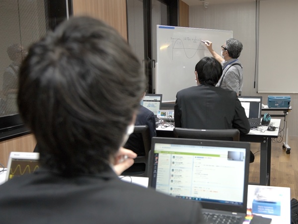 秋葉原に研修施設を構えており、機械（CAD）など様々な研修項目がございます。知識力が心配な方はここで学んでから配属が可能！