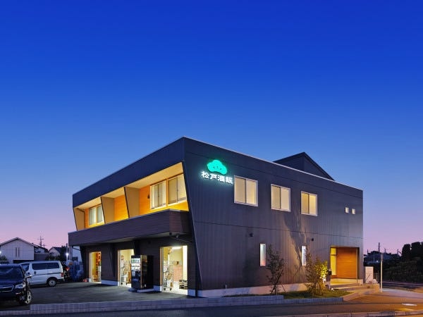 築6年の新しいオフィス兼倉庫。綺麗な環境で働けます。配達車も全車両購入後6年以内でキレイです☆