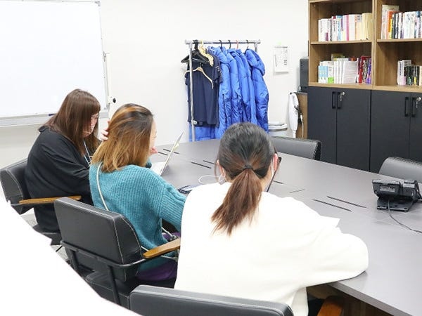 テレビ業界の経験がなくてもご安心ください。入社後の研修で、スケジュール管理を学んだり、先輩に同行して流れを掴んだりしましょう。