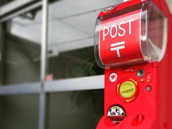 会社入口には、郵便ポストがなんとガチャガチャに！遊び心あふれる社風が、日々の仕事を楽しくしてくれます！