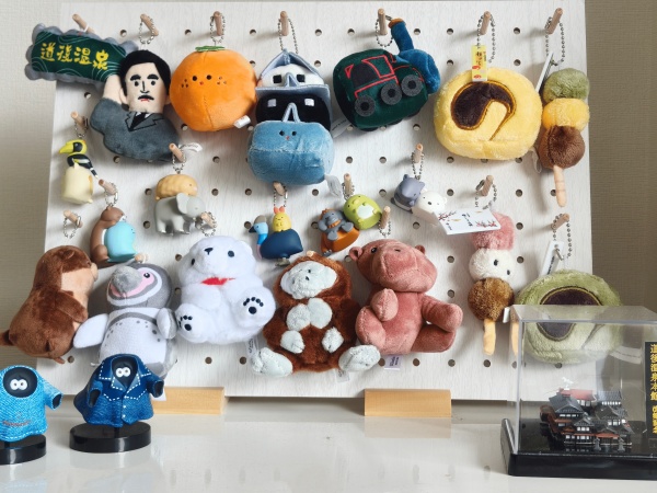 地域の文化や名物を取り入れたご当地カプセルトイ。観光客から地元の方まで幅広いお客様に愛されています。