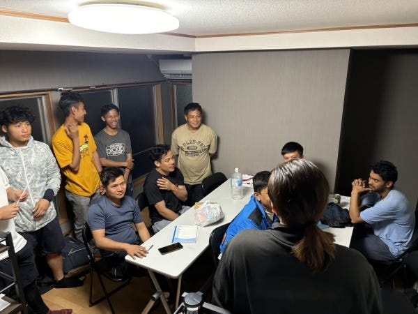 技能実習生が新たに加わった初日の様子です☆指導員や先輩達はとても賑やかです！