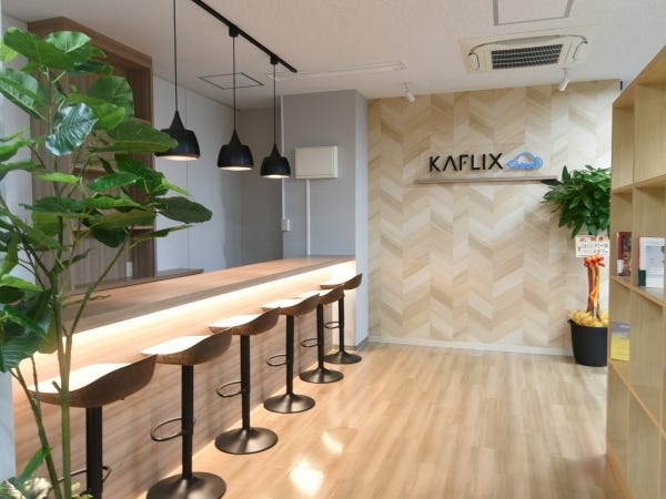 BGMが流れるカフェ風インテリアのオフィスが自慢です♪社員が食べ飲み放題できるお菓子＆ドリンクを用意しています。