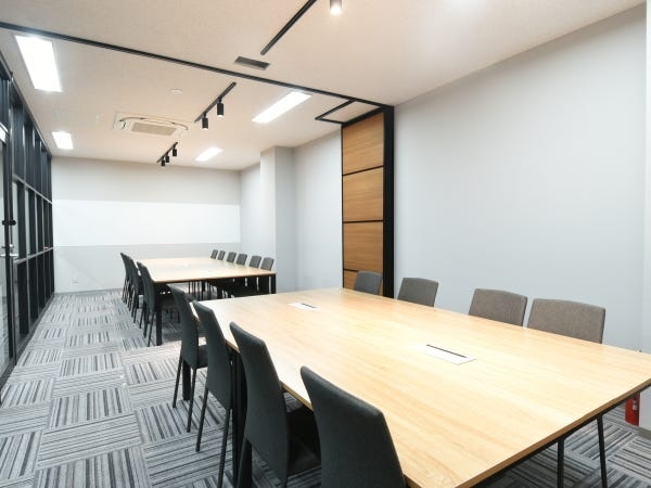 これが弊社の会議室です。定例会議では他拠点ともWEBでのコミュニケーションの機会があります。
