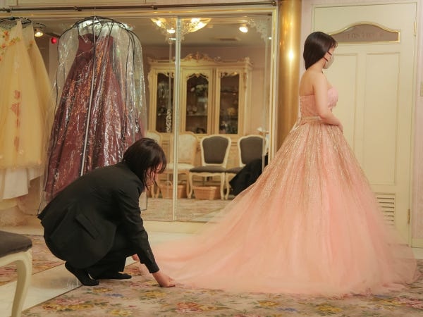 本社２・３階はウェディング衣裳を展示しています。挙式当日やウェディングフォトの衣裳をご案内します。