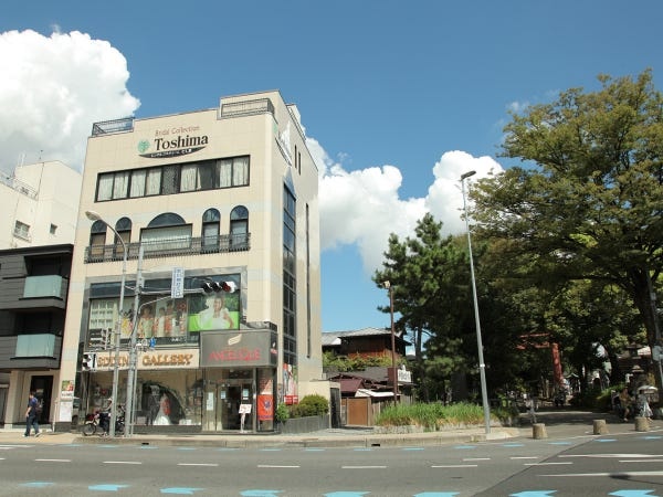 アンジェリーク本社ビル。大宮氷川神社参道の隣にあります。並木道の自然を感じる気持ちのいい環境で勤務ができます！